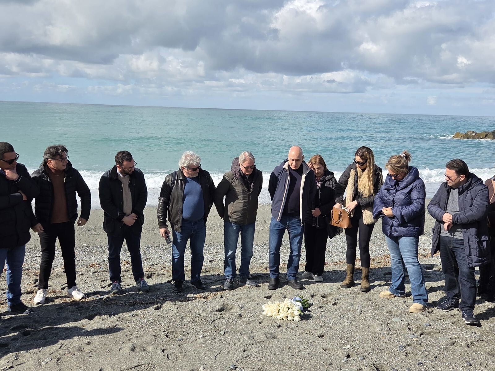 Fiori per i migranti riaffiorati in mare, Flai Cgil: “La loro dignità non potrà essere cancellata anche nella morte” images Fiori per i migranti riaffiorati in mare, Flai Cgil: “La loro dignità non potrà essere cancellata anche nella morte”