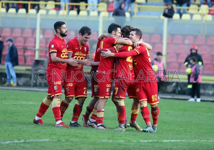 I giallorossi calano il poker al Ceravolo (FOTOGALLERY) images I giallorossi calano il poker al Ceravolo (FOTOGALLERY)
