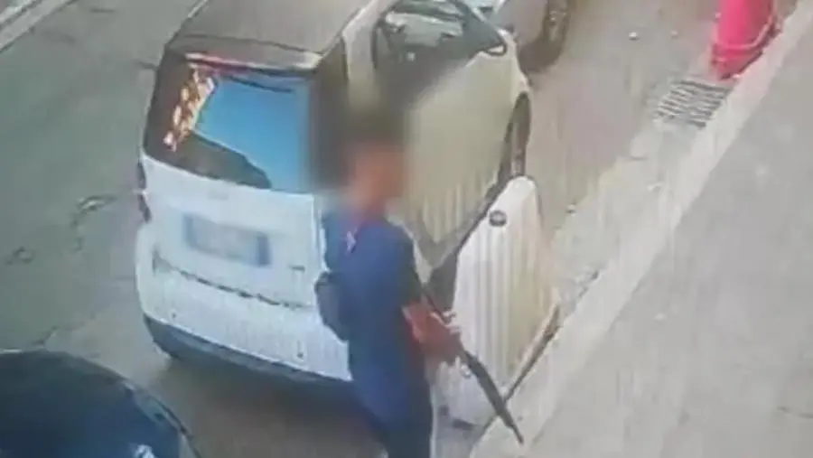 images Armato di fucile a canne mozze cercava un uomo per sparargli: 19enne arrestato a Reggio
