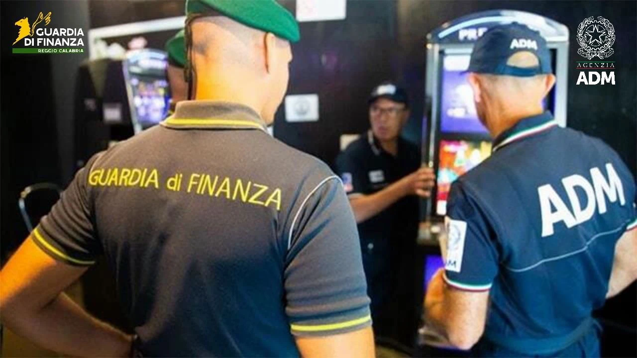 Sequestri e denunce per gioco d'azzardo e scommesse abusive nel Reggino