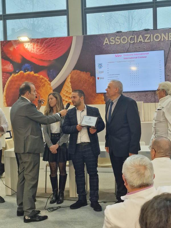 Catanzaro, ancora premi per il Caffè Foyer: al Sigep si conferma gelateria di qualità del 2022 images Catanzaro, ancora premi per il Caffè Foyer: al Sigep si conferma gelateria di qualità del 2022