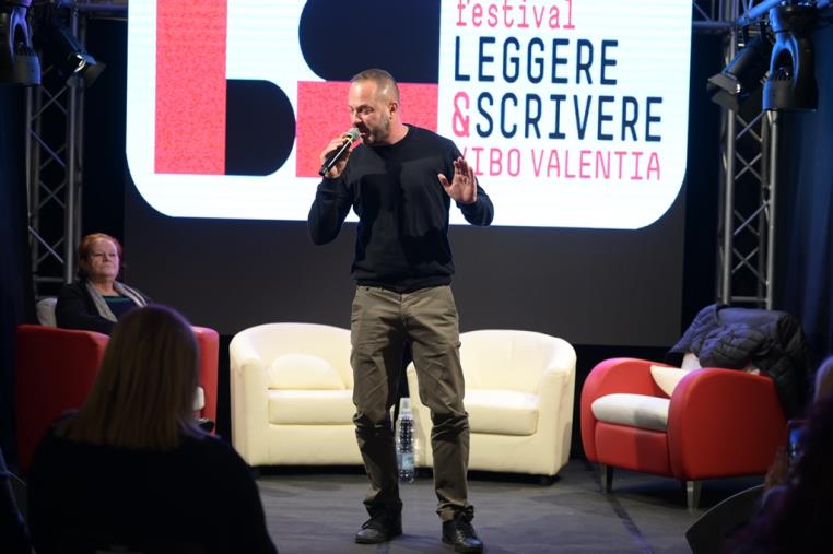 Vibo Valentia. Dante, rap e letteratura: Murubutu infiamma il pubblico del Festival "Leggere&Scrivere" images Vibo Valentia. Dante, rap e letteratura: Murubutu infiamma il pubblico del Festival "Leggere&Scrivere"