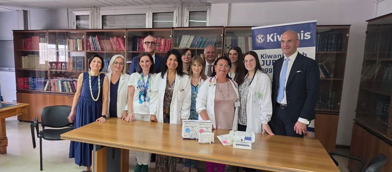 images Sanità pediatrica e sinergia al GOM di Reggio: consegnato dispositivo salvavita grazie a Kiwanis e all’Ufficio del Garante 