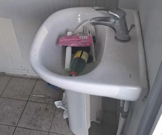 Bagni dell'area Teti nel degrado, la situazione peggiora e scatta una denuncia 