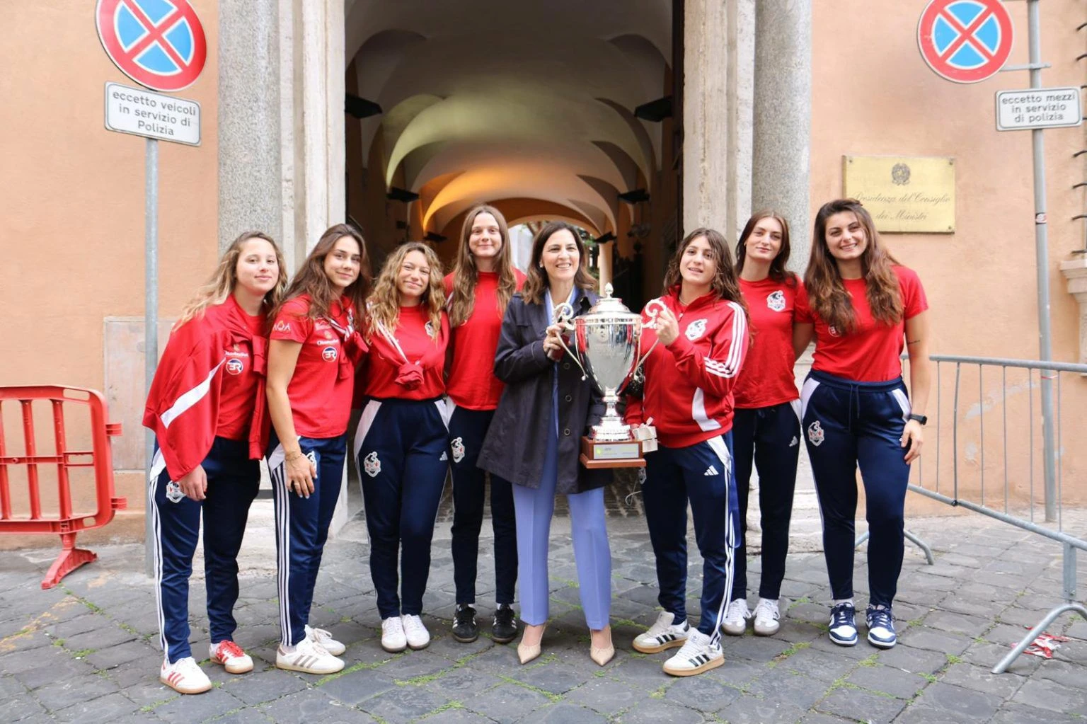 Regione, Micheli incontra il Ministro Abodi con le atlete della Pallanuoto femminile Smile Cosenza