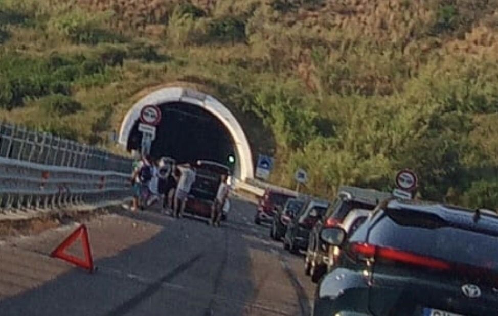 Incidente sulla 106 Var in direzione Catanzaro: traffico rallentato images Incidente sulla 106 Var in direzione Catanzaro: traffico rallentato