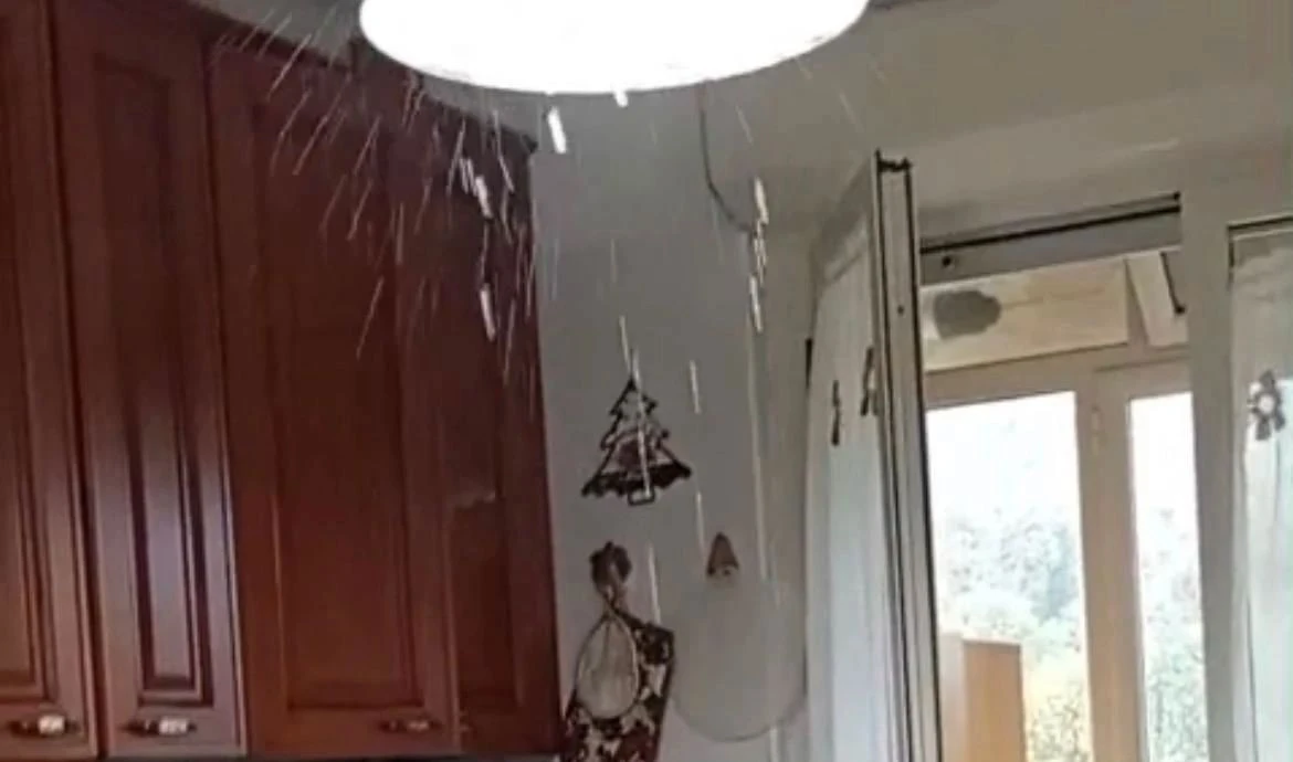 Piove dal soffitto di una casa popolare a Pentone: "Tutti sanno ma il problema resta" (VIDEO)