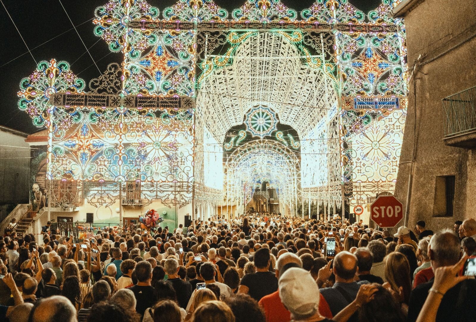 images San Pietro Magisano brilla, trionfo per il LuceFest: oltre 20 mila presenze da tutta la Calabria