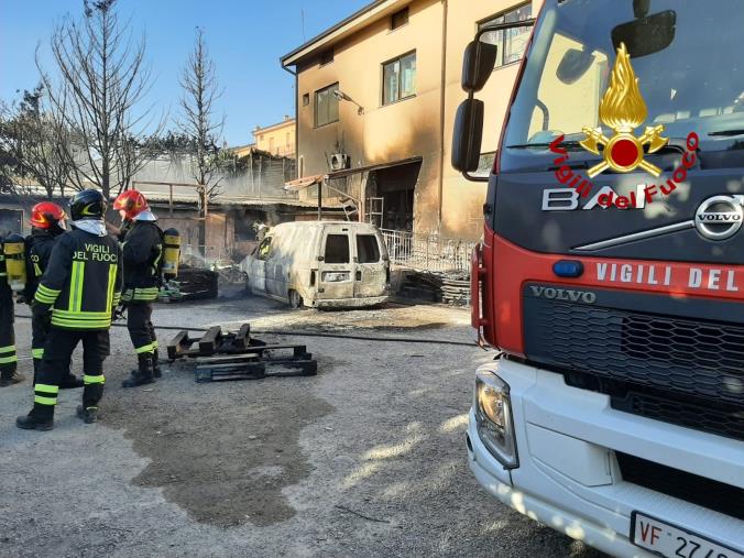 Roggiano Gravina. Va a fuoco un mezzo e le fiamme arrivano dentro un esercizio commerciale images Roggiano Gravina. Va a fuoco un mezzo e le fiamme arrivano dentro un esercizio commerciale