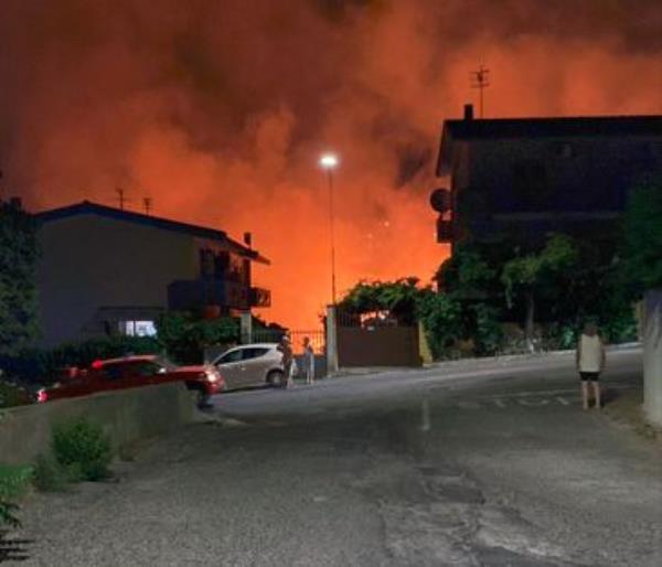 images Soverato, fiamme a Cuturella vicino alle abitazioni 