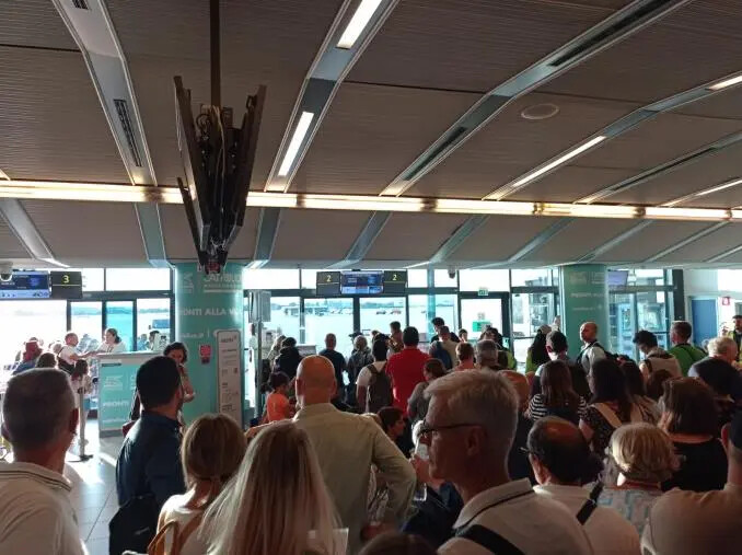 Disagi per il volo Verona- Lamezia, oltre 6 ore di ritardo images Disagi per il volo Verona- Lamezia, oltre 6 ore di ritardo