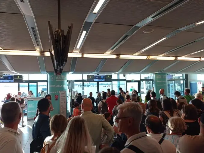 Disagi per il volo Verona- Lamezia, oltre 6 ore di ritardo  images Disagi per il volo Verona- Lamezia, oltre 6 ore di ritardo