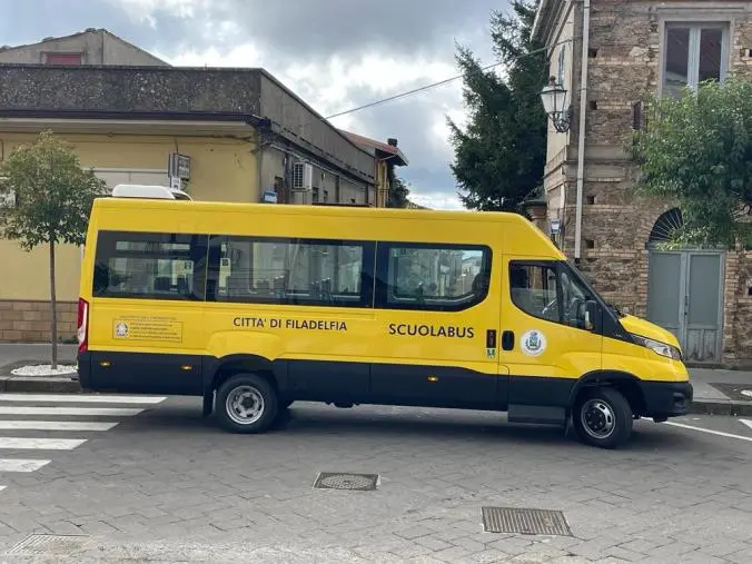 images A Filadelfia acquistato un nuovo scuolabus, il sindaco: "Priorità la sicurezza degli alunni"