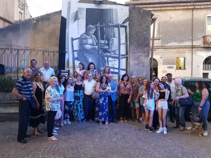 images Catanzaro, inaugurato il murales “Donna al telaio della seta”&nbsp;nella piazzetta della Filanda