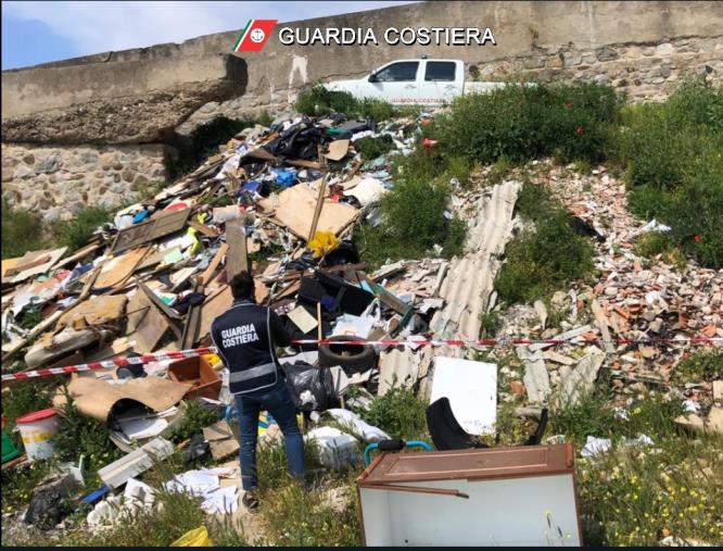 images Oltre 3mila mq di rifiuti abbandonati sull’alveo del torrente Coriglianeto di Corigliano: sequestrata discarica abusiva