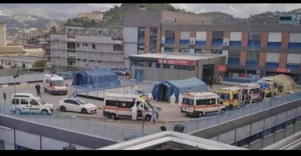 Covid. A Cosenza ospedale in affanno, lunga fila di ambulanze ma non ci sono posti images Covid. A Cosenza ospedale in affanno, lunga fila di ambulanze ma non ci sono posti