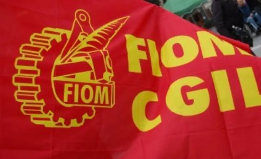 images Finisce in sedia a rotelle, l'azienda adegua le infrastrutture e gli permette di rientrare a lavoro: il plauso della Fiom