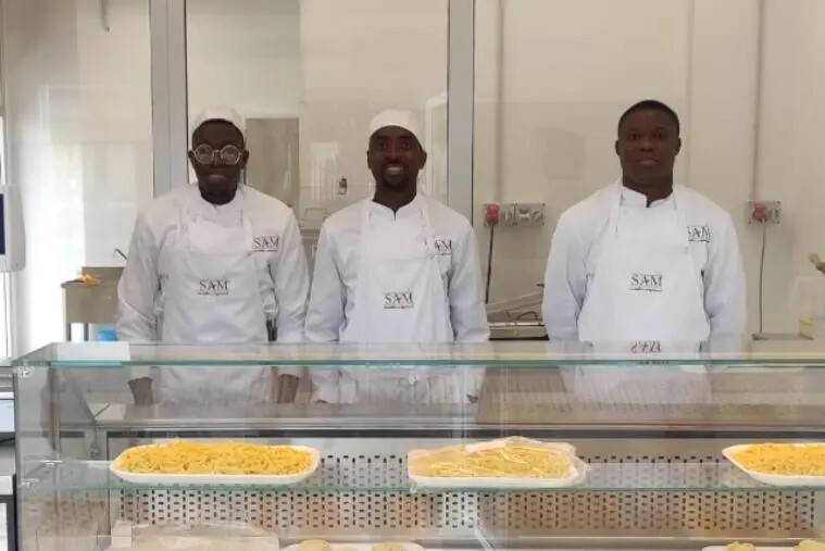 images Cosenza, dai barconi ai banconi: tre migranti fondano azienda per la produzione di pasta fresca