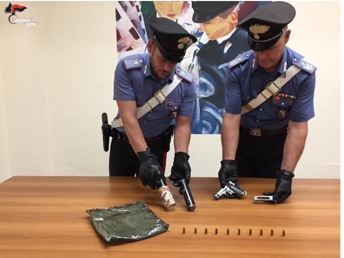 Crotone. Trovato in possesso di armi e munizioni, arrestato un anziano images Crotone. Trovato in possesso di armi e munizioni, arrestato un anziano