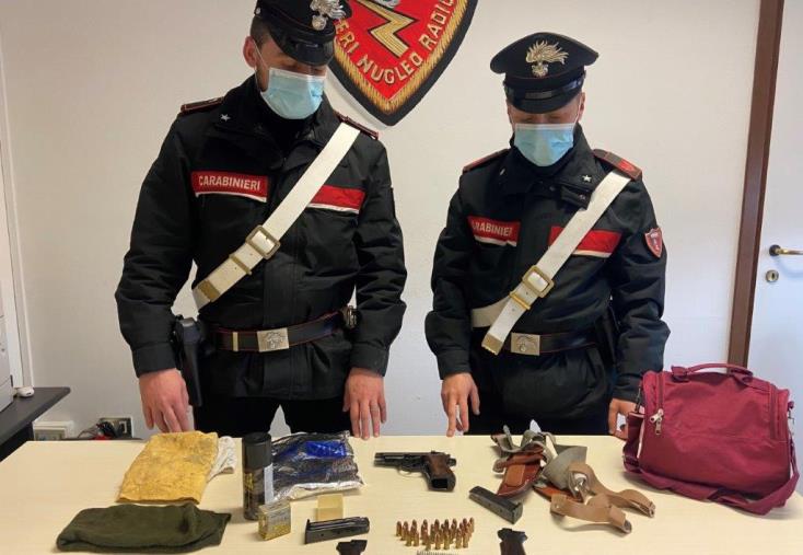 images Cirò Marina. In auto con un’arma clandestina, 29enne arrestato  

 