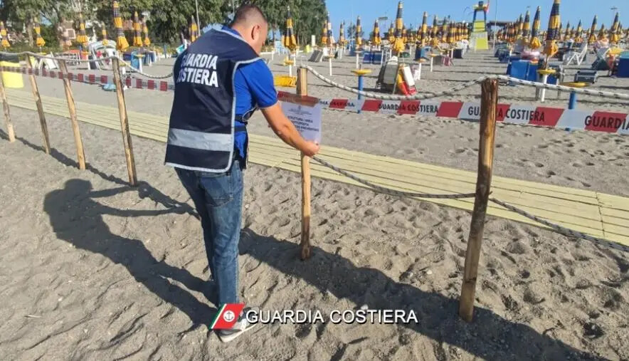 Lido con ombrelloni e ristorante abusivi a Corigliano: scatta il sequestro images Lido con ombrelloni e ristorante abusivi a Corigliano: scatta il sequestro