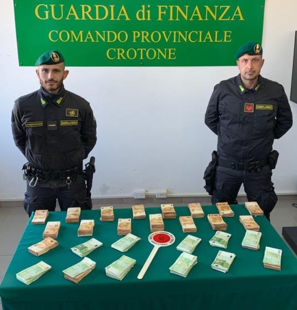 'Ndrangheta. Fiumi di denaro in contante a disposizione dei clan crotonesi: sequestrati 360mila euro images 'Ndrangheta. Fiumi di denaro in contante a disposizione dei clan crotonesi: sequestrati 360mila euro