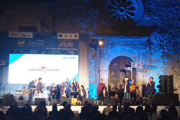 images "La Calabria che suona" con le sorprendenti percussioni dei Cumededè