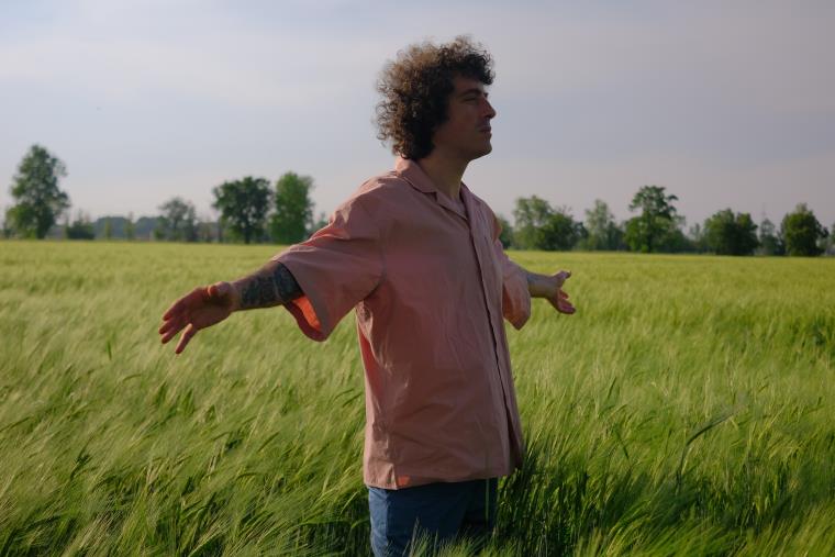 images L'intervista, Eman torna finalmente live: critiche e considerazioni sull'estate calabrese