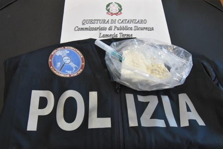 Lamezia Terme, viaggiava in auto con oltre 200 grammi di cocaina: arrestato un 20enne images Lamezia Terme, viaggiava in auto con oltre 200 grammi di cocaina: arrestato un 20enne