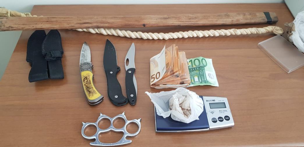 Catanzaro. Eroina e armi bianche in macchina: arrestati dopo un inseguimento  images Catanzaro. Eroina e armi bianche in macchina: arrestati dopo un inseguimento