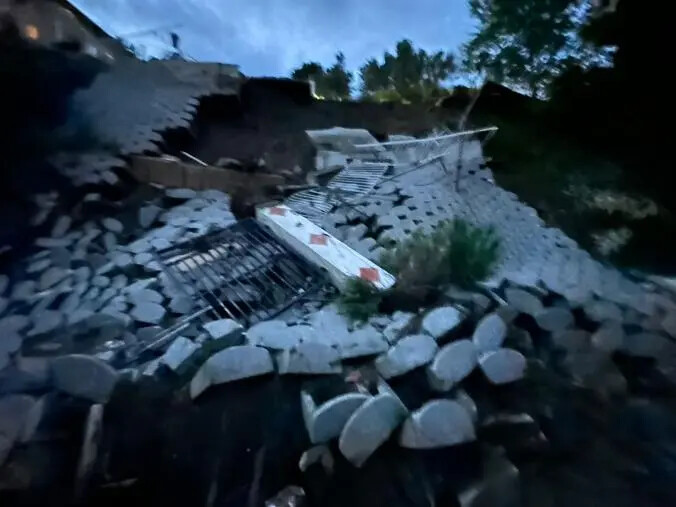 images Catanzaro, frana un muro in località Rumbolotto: tragedia sfiorata