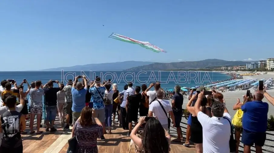 Le Frecce Tricolori su Catanzaro: l'emozione dei cittadini e le spettacolari immagini (VIDEO) images Le Frecce Tricolori su Catanzaro: l'emozione dei cittadini e le spettacolari immagini (VIDEO)