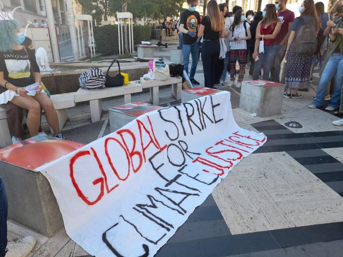 images Fridays for future, a Catanzaro giovani in piazza in difesa di ambiente e clima
