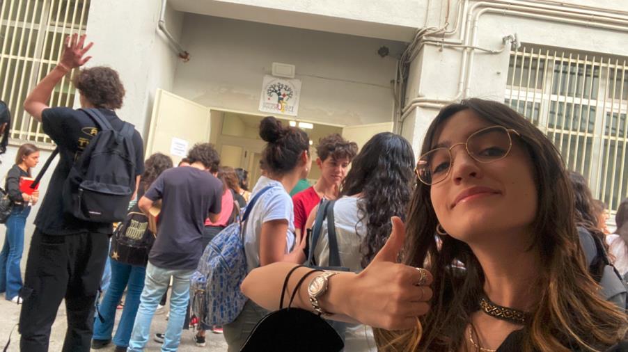 images Catanzaro, ansia e gioia davanti ai cancelli delle scuole: torna il tema dopo lo stop per il Covid (FOTO)