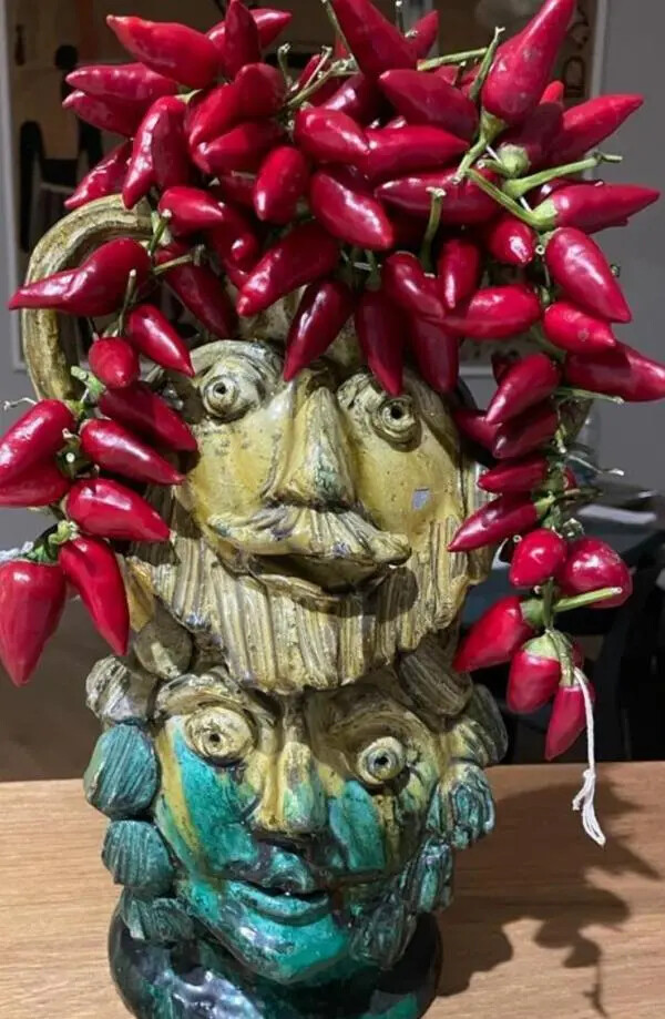 'Notte piccante', il premio della gioielleria Placanica va alla maschera impreziosita da peperoncini images 'Notte piccante', il premio della gioielleria Placanica va alla maschera impreziosita da peperoncini