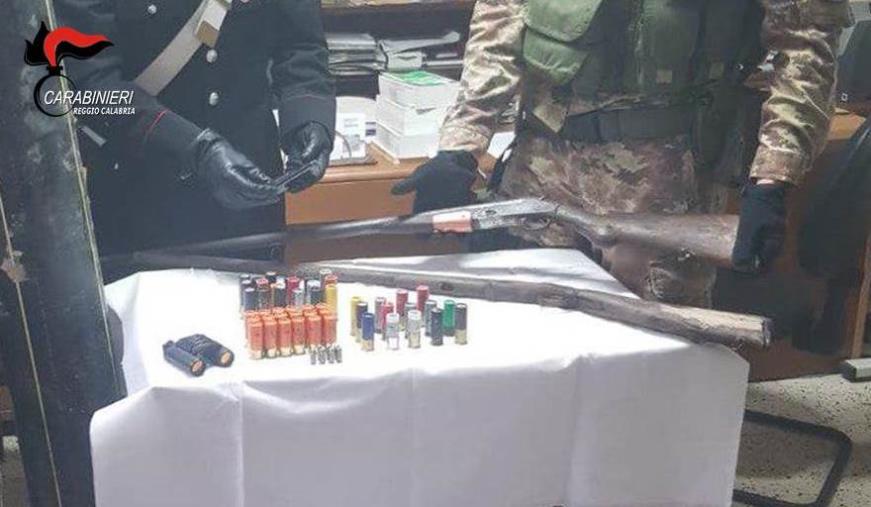Sequestrati due fucili da caccia e munizioni nascosti in un tubo di gomma nel Reggino images Sequestrati due fucili da caccia e munizioni nascosti in un tubo di gomma nel Reggino