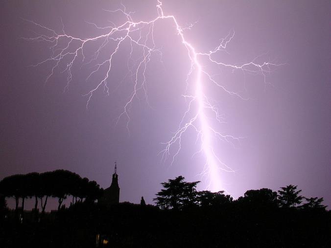 images Fulmine sulla spiaggia di Soverato, un ferito grave 