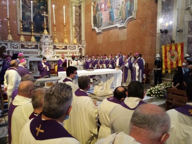 images L'ultimo saluto a mons. Antonio Cantisani, Bertolone: "Donandoti, hai amato e fatto amare la bellezza della vita"