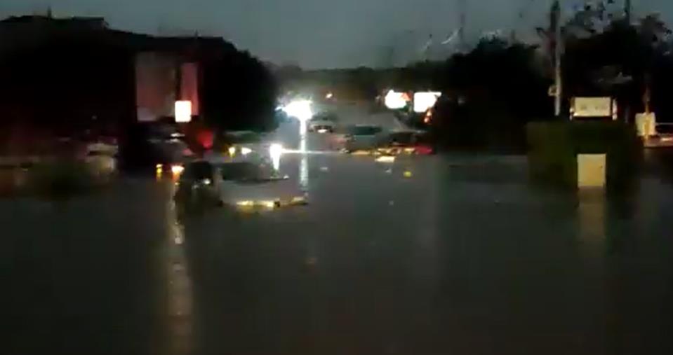 images Maltempo, a Roccelletta poliziotto salva la sua famiglia dal finestrino dell'auto (VIDEO)