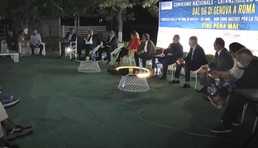 images G8 venti anni dopo. La conto-manifestazione dei sindacati di polizia e carabinieri: "Più tutele agli operatori per la sicurezza dei cittadini"