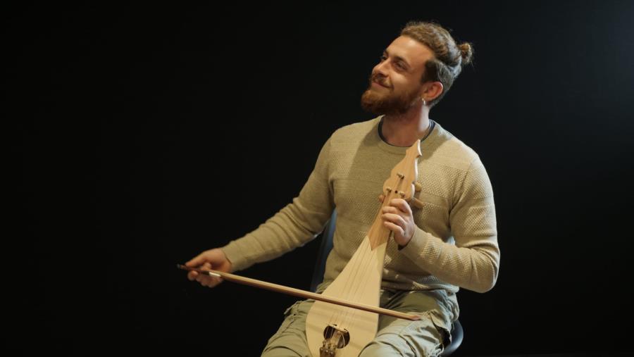 Il giovane polistrumentista di San Vito sullo Ionio, Gabriele Macrì, rende omaggio a Branduardi in chiave popolare images Il giovane polistrumentista di San Vito sullo Ionio, Gabriele Macrì, rende omaggio a Branduardi in chiave popolare