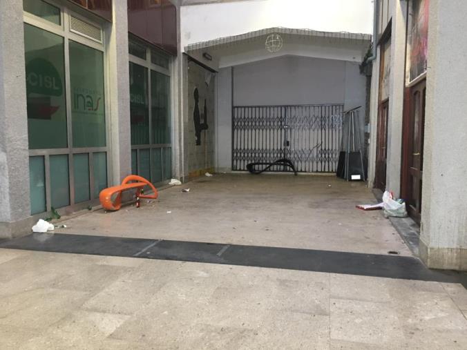 Catanzaro. Ancora vandali in Galleria Mancuso: l'autore "incastrato" dalle telecamere images Catanzaro. Ancora vandali in Galleria Mancuso: l'autore "incastrato" dalle telecamere