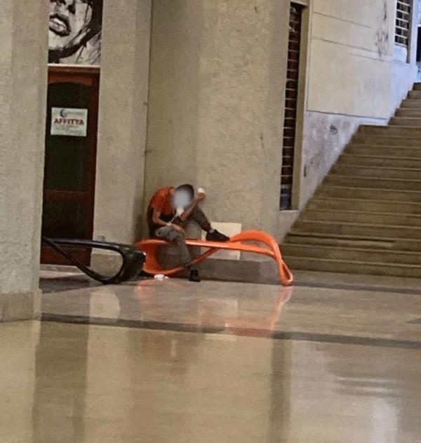 images Catanzaro. Galleria Mancuso ancora terra di nessuno: tra alcool, barboni e rifiuti ora sale la paura (FOTO)