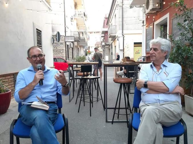 A Soverato Mimmo Gangemi presenta il suo capolavoro: “Il popolo di mezzo”  images A Soverato Mimmo Gangemi presenta il suo capolavoro: “Il popolo di mezzo”