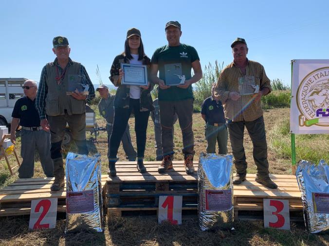 images Detiene materiale per  falsificare documenti automobilistici, numerose targhe  e parti di auto di dubbia provenienza: denunciato 