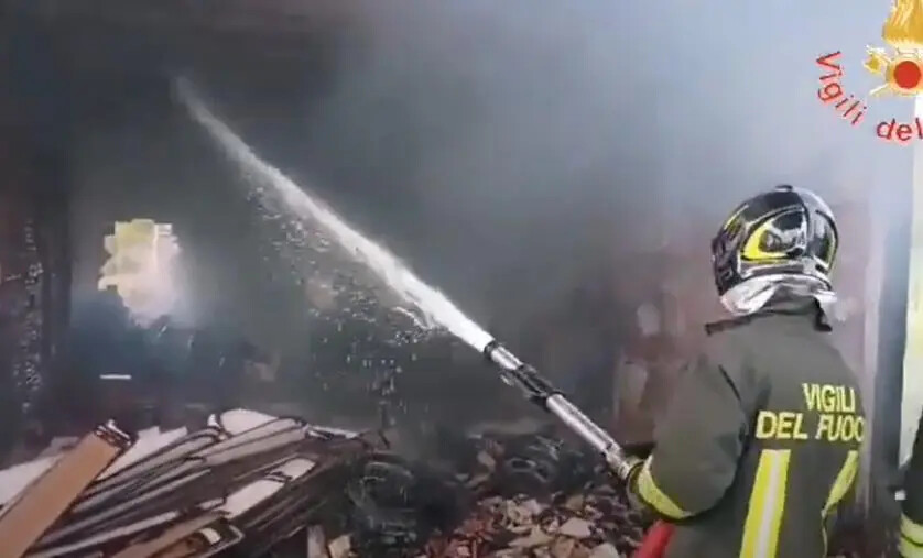 Catanzaro, rogo a un deposito edile nel quartiere Germaneto: non si esclude il dolo images Catanzaro, rogo a un deposito edile nel quartiere Germaneto: non si esclude il dolo