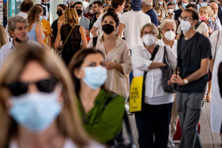 images Catanzaro, dal 6 dicembre obbligo di mascherine all'aperto in alcune aree del centro e a Lido