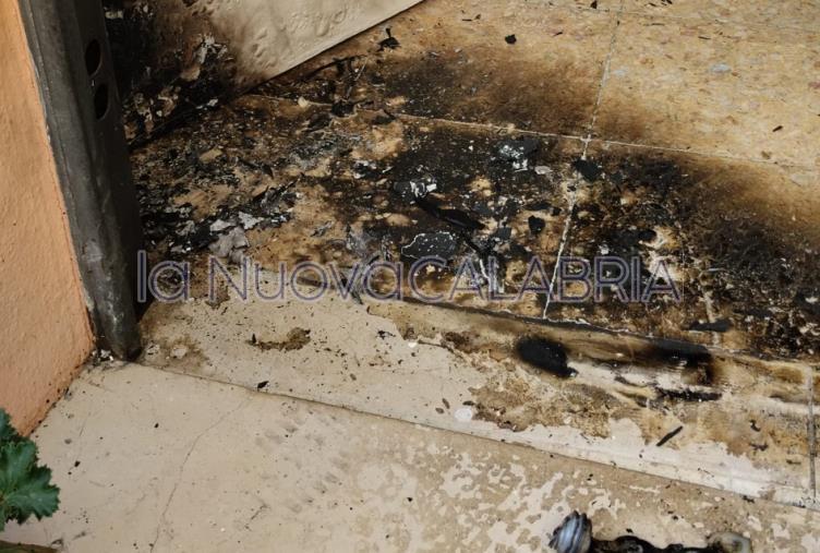 images Bottiglia incendiaria a un'agenzia di assicurazioni di Catanzaro, titolare: "Chiudo la sede"