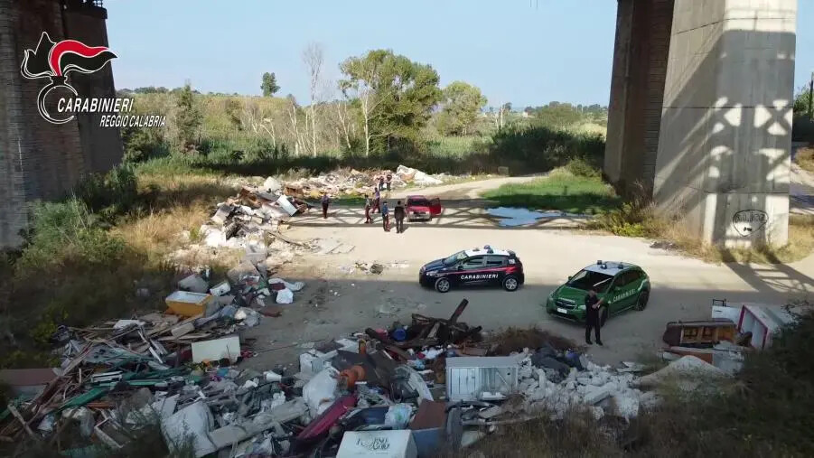 images Sequestrate a Gioia Tauro due discariche abusive con amianto, rifiuti industriali e pericolosi