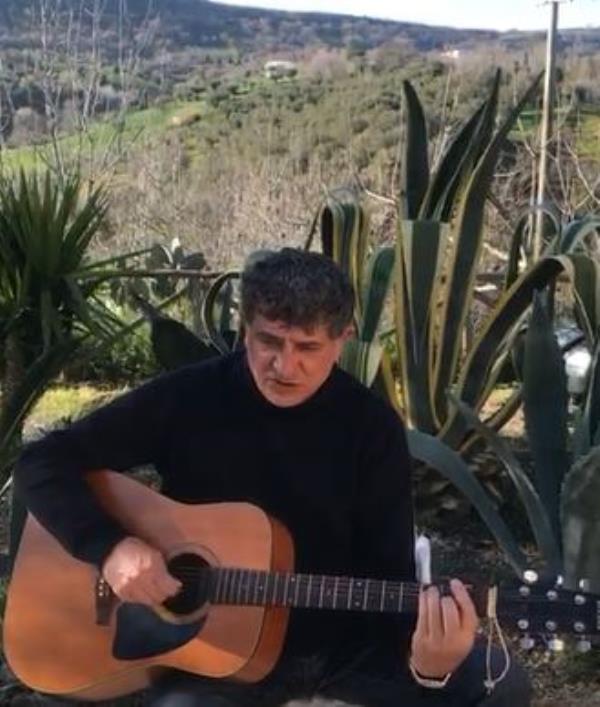 #iorestoacasa. Giulio da Vibo Valentia canta "Il cielo è sempre più blu"